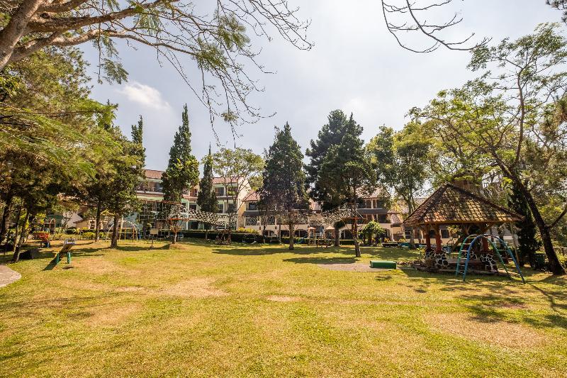 Capital O 1256 Sangga Buana Resort And Convention Hotel Чианджур Экстерьер фото